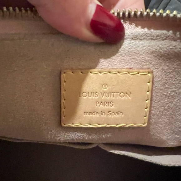 Louis Vuitton V tote BB monogram. In good condition. Authentic 💕 - Picture 6 of 7